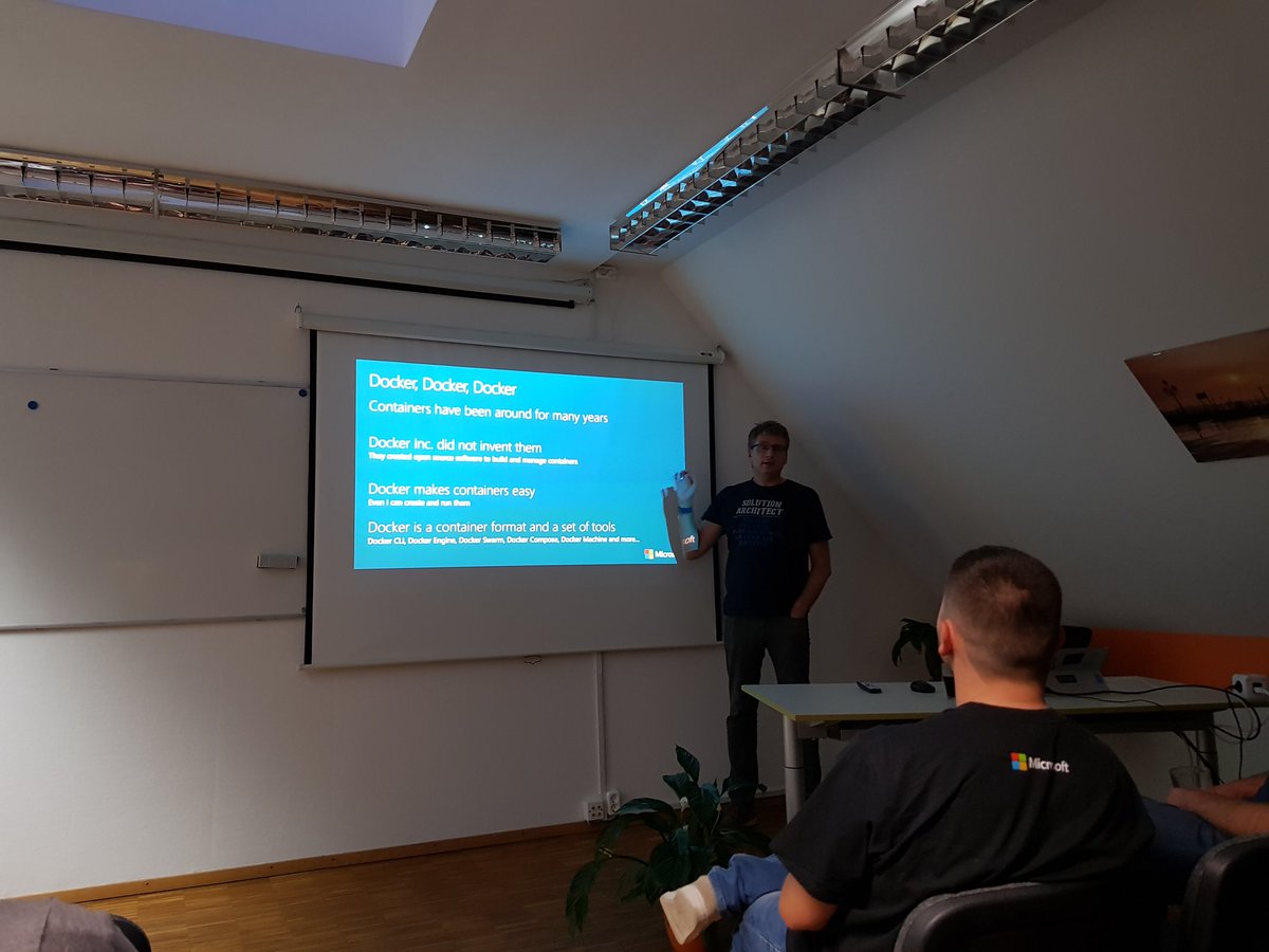AzureHAJ's tweet photo. @sk_bln spricht über Container #Docker @Docker #Azure #CommunityRocks #AzureHAJ https://t.co/OIBz0mB75R