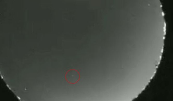 EdenPro_'s tweet photo. It's a bird, it's a plane, it's a - What? Check out the mysterious green lights that blew up the internet! https://t.co/1GmEkHQ4Db https://t.co/RMoi4Hbfd7