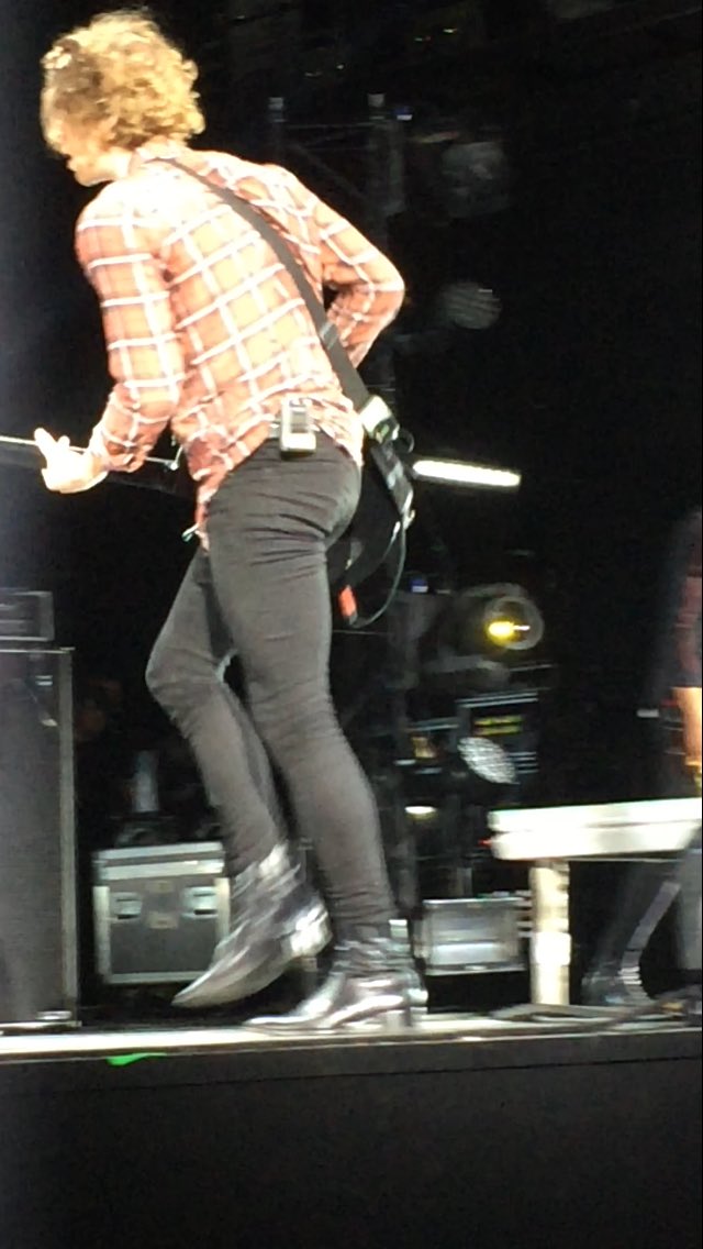 sddrls's tweet photo. я жила для того чтобы сфоткать попку люка и я сделала это @Luke5SOS @5SOS 
 #5sosrussia https://t.co/DDTw5UDctJ