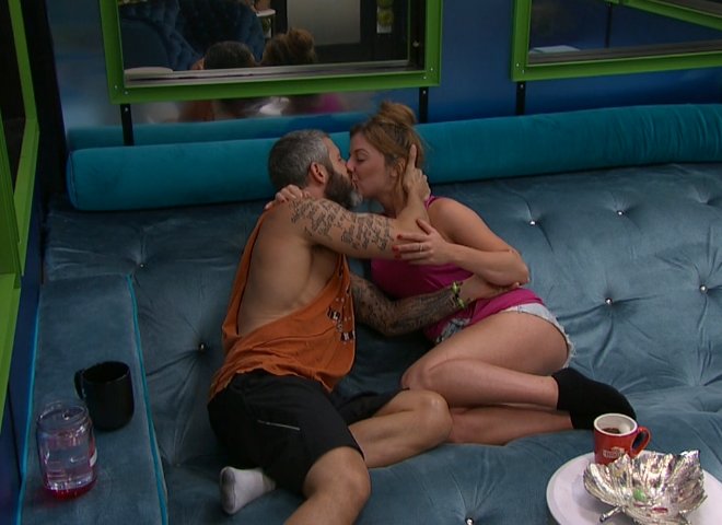 BB21Rewind's tweet photo. Matt: i can't let u sleep by yourself anymore ur too hyper in the morning
Raven: Cause i miss u
10:35AM #SaveMaven #BBMaven #CBSBigBrother https://t.co/tC6RhFWvR7