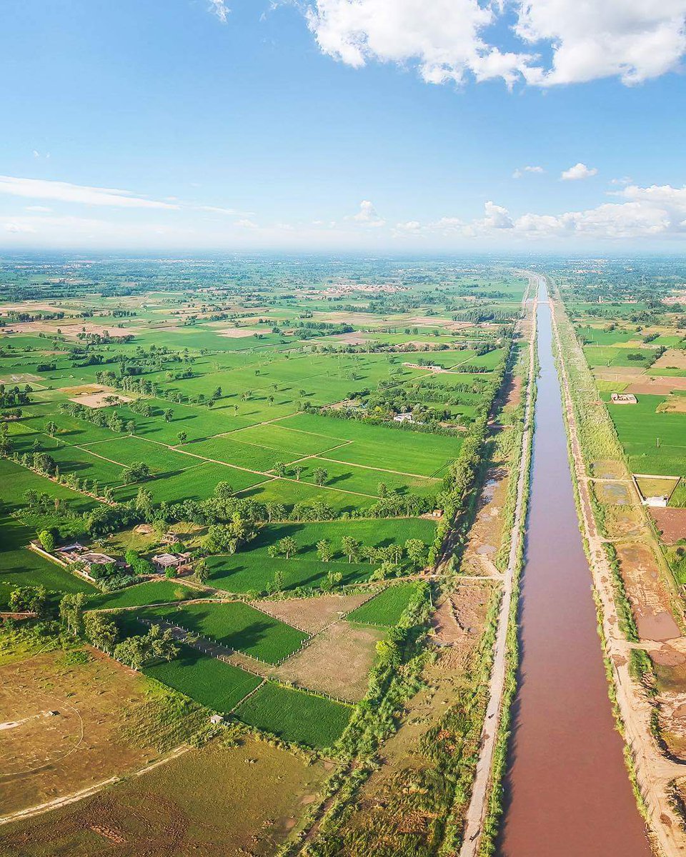 LifeLensScape's tweet photo. #DerawarFort #Bahawalpur
#ColdDessert #KatpanaLake #Skardu #WahdatRoad #Lahore
#Kasur #Punjab
#DWPdroneshots @dawn_com
#BeautifulPakistan https://t.co/RLJxooEZrR