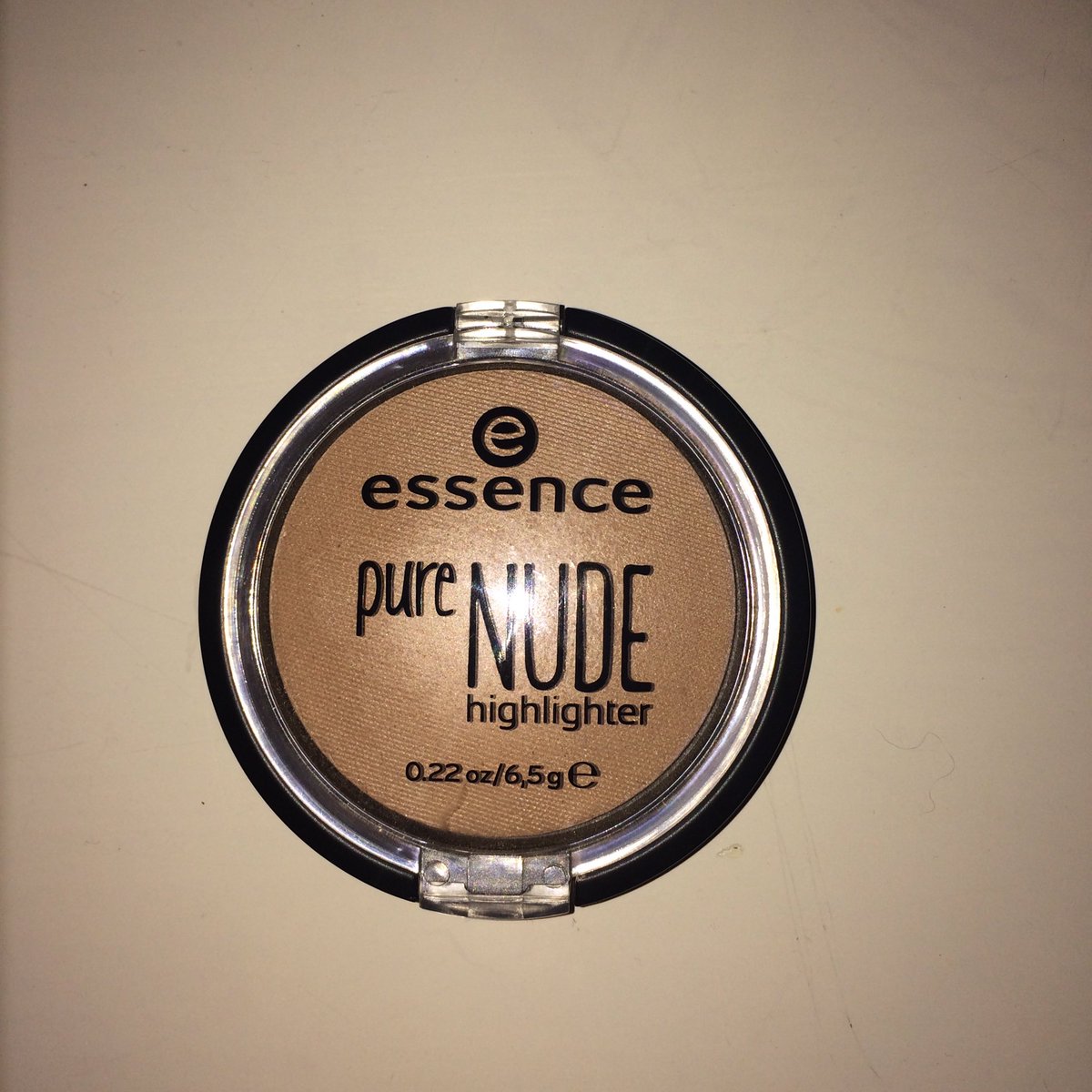 makeupbyaly23's tweet photo. This is my favorite highlighter bc it just gives you that beautiful glow that looks natural but at the same times you can make it intense af https://t.co/DhlPvCiRgd