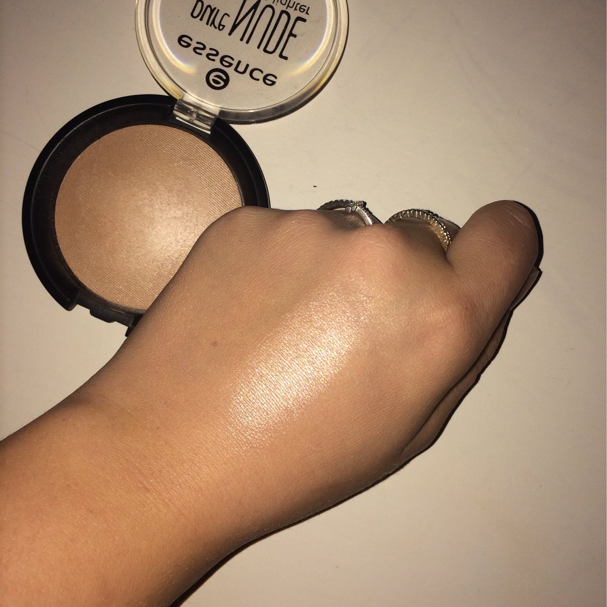 makeupbyaly23's tweet photo. This is my favorite highlighter bc it just gives you that beautiful glow that looks natural but at the same times you can make it intense af https://t.co/DhlPvCiRgd