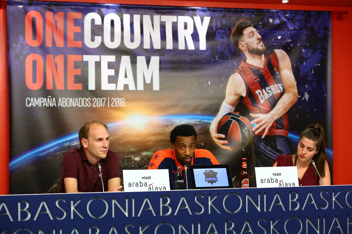 iberoslavia_es's tweet photo. El jueves estuvimos interpretando la rueda de prensa de presentación del nuevo fichaje del @Baskonia : @JordyMac52 🏀 #intérprete #traductor https://t.co/uGkYQP57RY