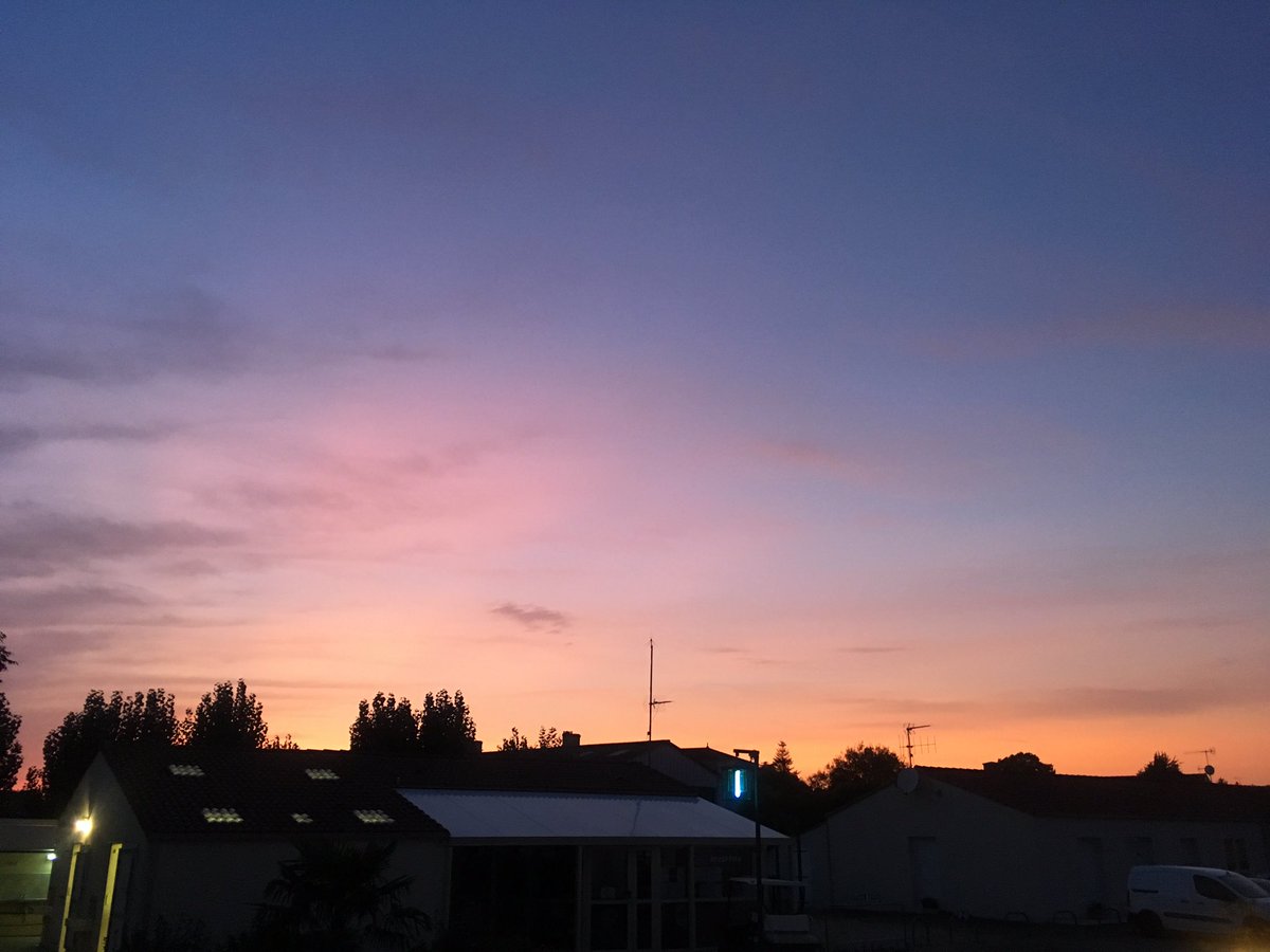 LesMizottes's tweet photo. Et on se couche avec les mêmes couleurs estivales que ce matin!
#nofilter #insidecamping #campingqualite https://t.co/dSONIRhFYw