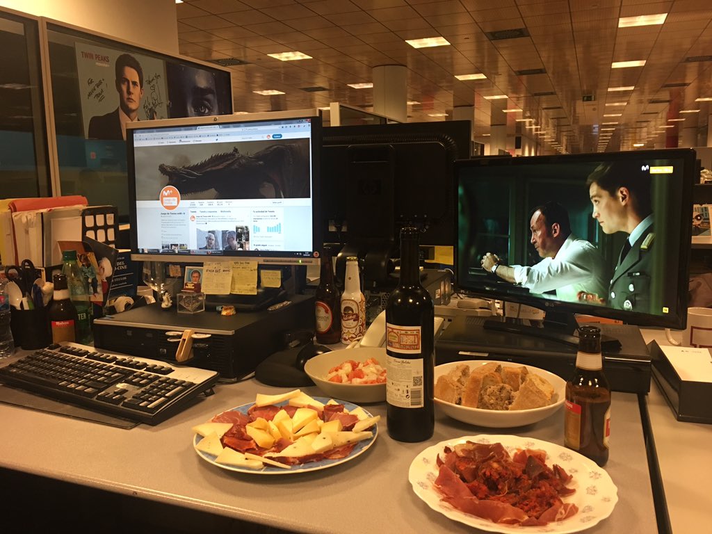 J10Perez's tweet photo. @AtalayaPoniente Aquí estoy con @emdeluna y @alternatejavi esperando a que empiece @juegotronosplus con todo listo. 🍷 #BebePoniente https://t.co/QjnBBdfP52
