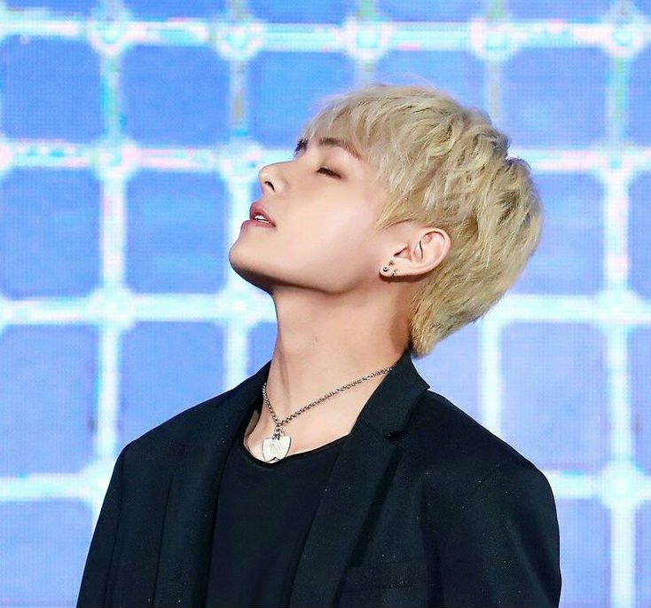 taesoutfits's tweet photo. taehyung's side profile appreciation tweet https://t.co/Tmmc5k37tb