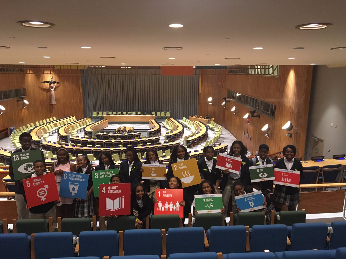 ARProject's tweet photo. @Journey4Change tours #UnitedNations! #CapPrep students learn about #humanrights, peace & security, development & more! #SDG's #2030Agenda https://t.co/xs5f00T29m