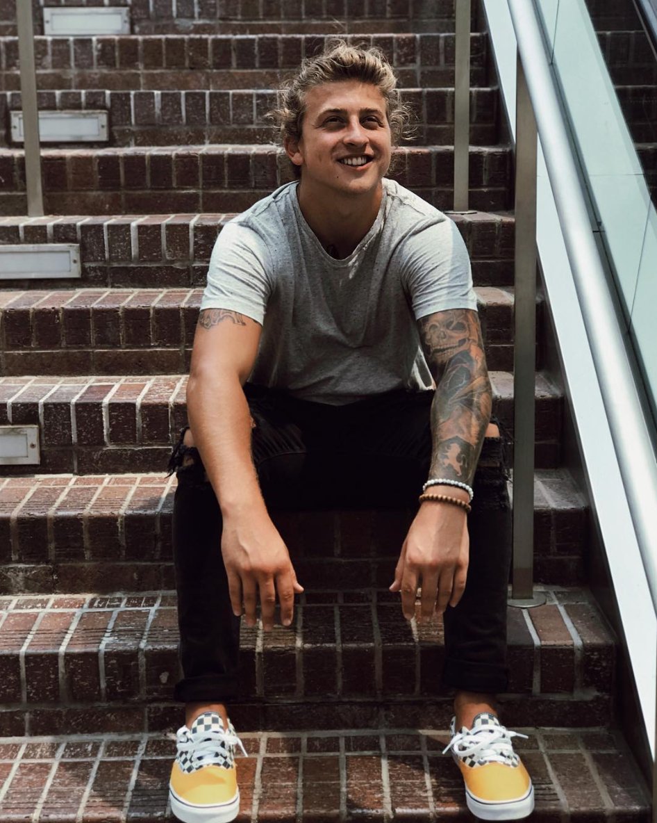 AREUTHE1's tweet photo. Look up, say cheese Joe (@princeofnorway)! 😁 #AYTO https://t.co/WXur6ajsUB