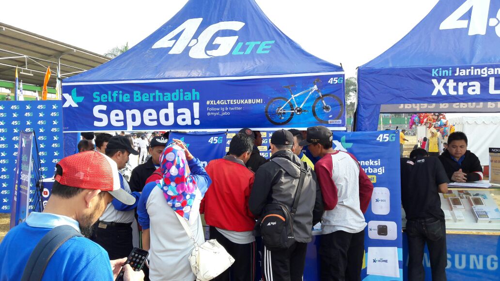 Selain itu jg, warga ikutan selfie berhadiah di booth XL lhooo
#XL4GLTESukabumi
#XL4G_Sukabumi