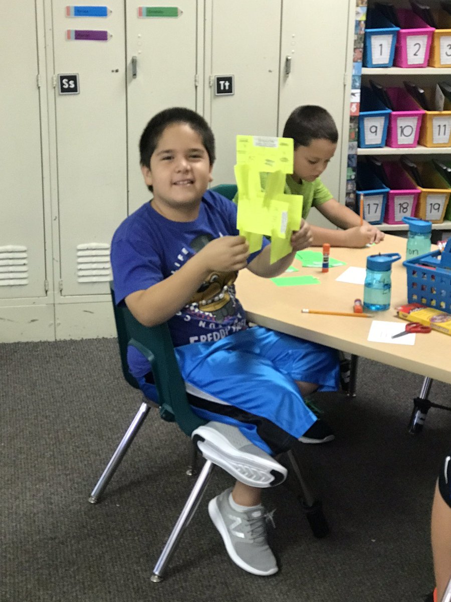 RiciPoitevent's tweet photo. First day of school All About Me towers and checking out our classroom library 📚😍📝 #bweroos #roopride #whywisd #firstdayroo https://t.co/u6XIdfXLbV