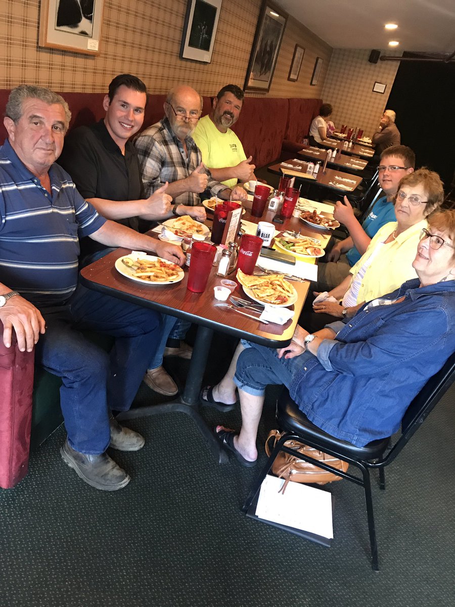 realeliasrella's tweet photo. A splendid meeting with great patriots!! #Leadright #2018GOP @realDonaldTrump @GovChrisSununu https://t.co/vOrghagkSA