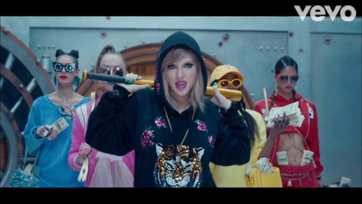 TSFashionJP's tweet photo. Taylor Swift Fashion
#LWYMMDvideo 
Hoodie: Gucci ¥248,400
https://t.co/GL3YlBko9i https://t.co/ZZOZfjUudR