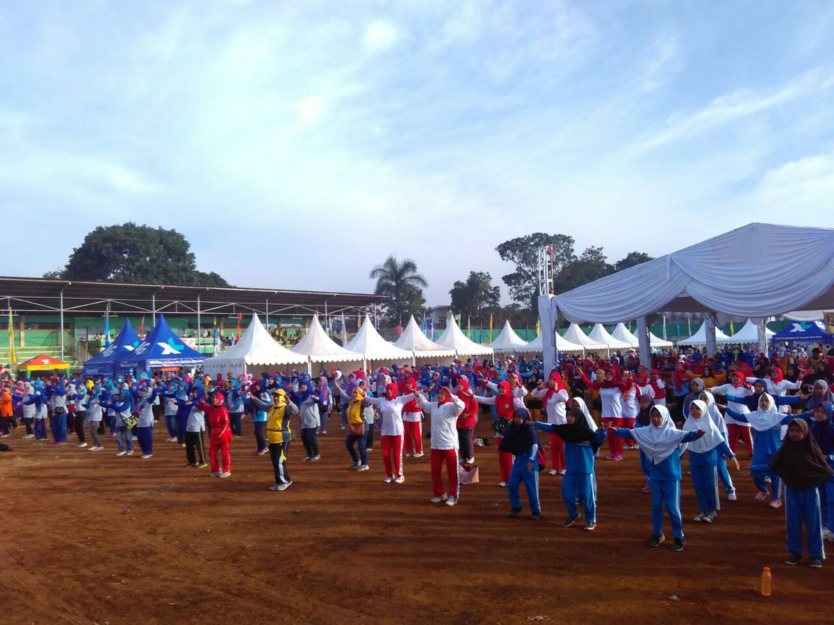 Senam Sehat HUT Koperasi ke-70 Bersama Bupati Drs.H.Marwan Hamami M.M di Stadion Korpri Cisaat Kab.Sukabumi
#XL4GLTESukabumi #XL4G_Sukabumi