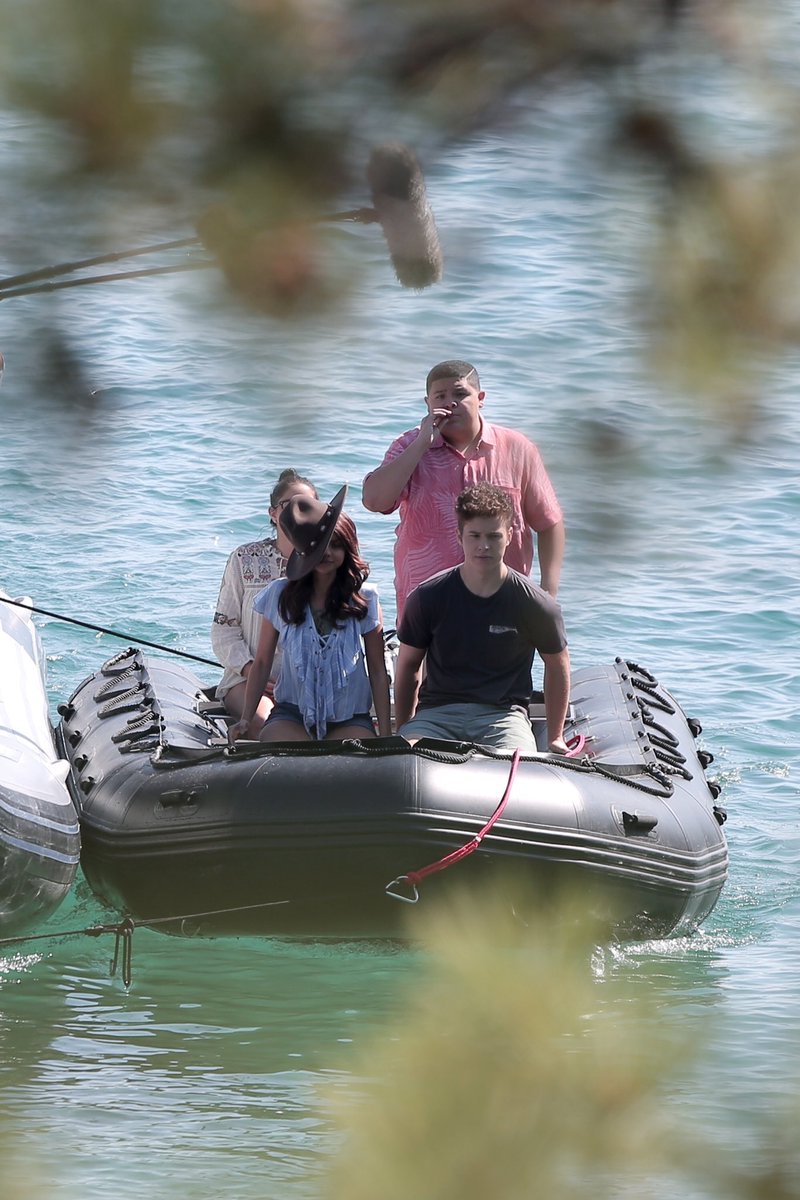 NolanGouldFC's tweet photo. 📸MFam

@Nolan_Gould, @StarringRico, @Sarah_Hyland and @arielwinter1 shooting a scene on Lake Tahoe, California

[Credits to @SHylandItalia💗] https://t.co/pHhnqfPAwP