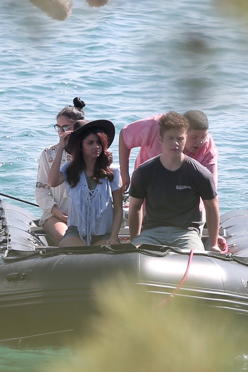NolanGouldFC's tweet photo. 📸MFam

@Nolan_Gould, @StarringRico, @Sarah_Hyland and @arielwinter1 shooting a scene on Lake Tahoe, California

[Credits to @SHylandItalia💗] https://t.co/pHhnqfPAwP