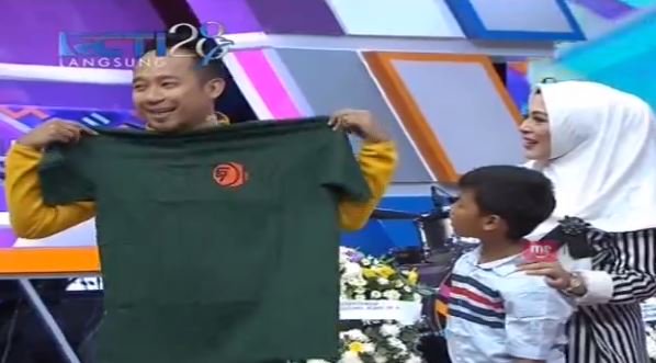 Waahh kado terkeren nih dari <a href="/sheilaon7/">Sheila On 7</a> buat Kang <a href="/DennyCagur/">Denny Cagur</a> :D
#HBDDennyCagur