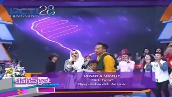 Sambil nunggu <a href="/sheilaon7/">Sheila On 7</a> ke dahsyat :p , kita dengarkan Kang <a href="/DennyCagur/">Denny Cagur</a> dan Teh Santi nyanyi "Arti Cinta" dulu yu #HBDDennyCagur