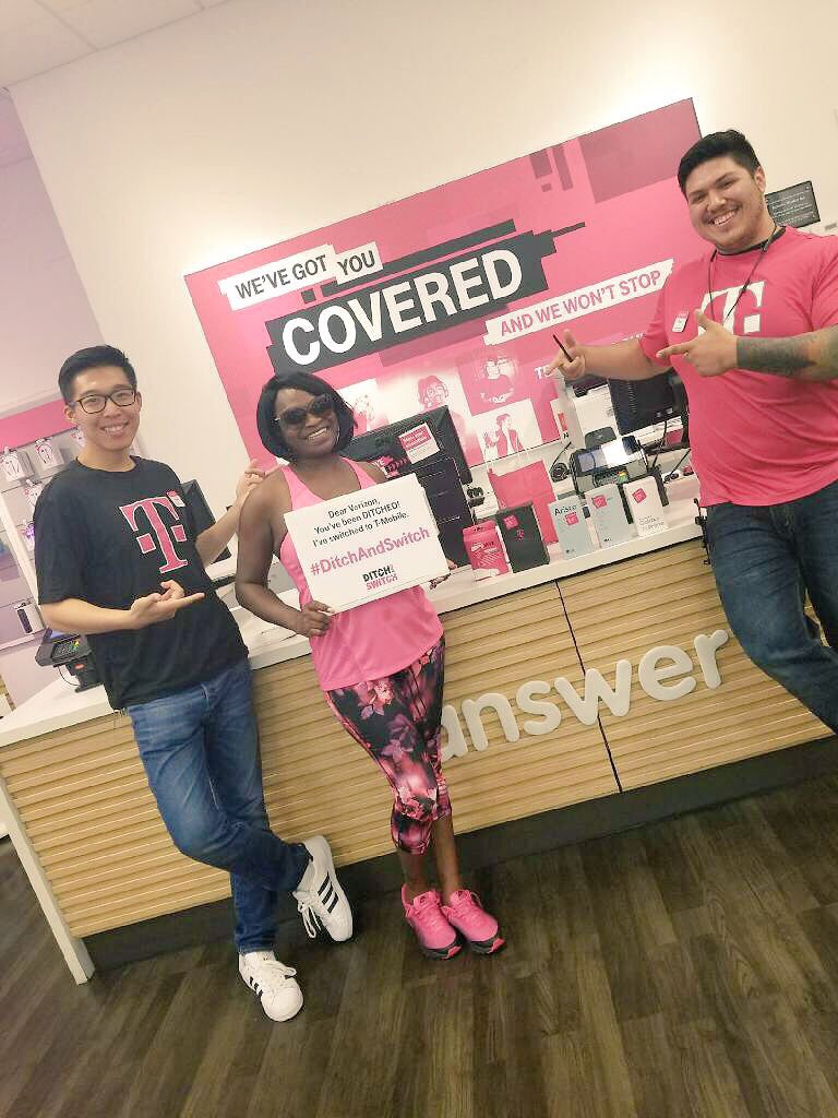 deisi_ceja's tweet photo. Our crew rescuing #verizon customers @ZeekCarlos @mon_vanz @nazarma #tmobile https://t.co/yNbcGtDNp4