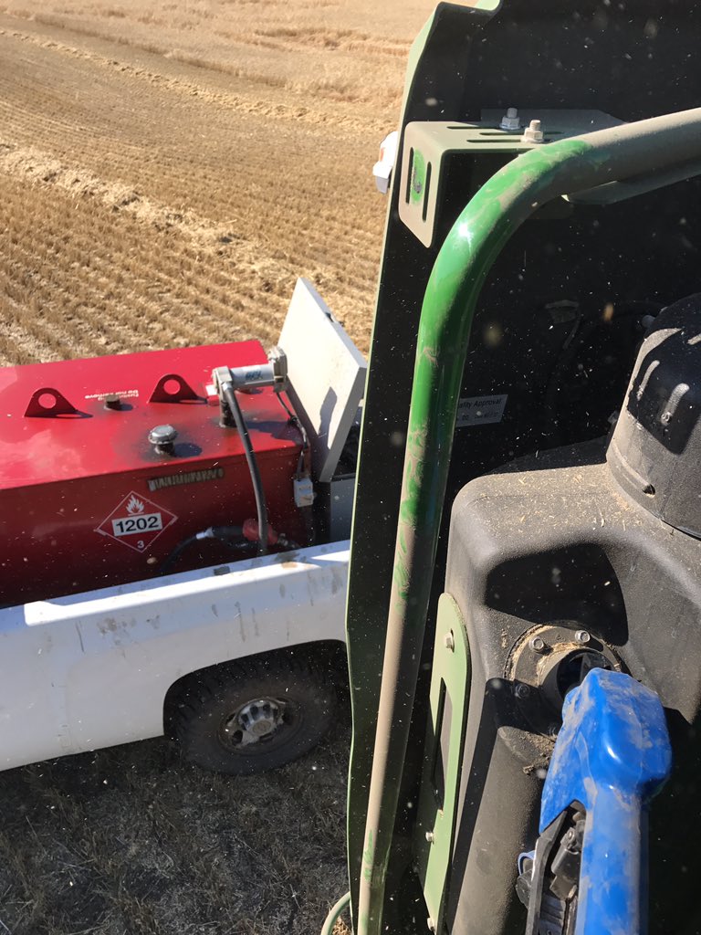 farmfal2016's tweet photo. This combine "def"innately didn't get fully serviced this morning #sittinginthebestpartoftheday  #harvest2017 https://t.co/ee86HA1r2z