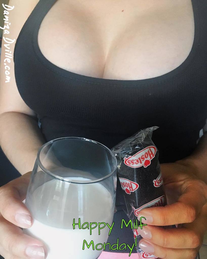 DanizaDVille's tweet photo. Happy #milf #Monday everyone! Don't #forget your #dessert #today. π#MixedMami knows best! Follow β¦ https://t.co/vTpDrLNgIA https://t.co/cy22SWVBDr