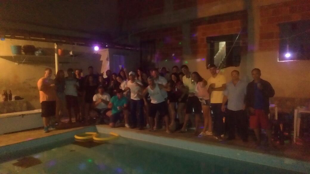 SagrilloJessica's tweet photo. Que festa louca foi essa papai' 👌🍺💕🙆
#Niverdosgemeos
#Caiunapiscinatibum
#Foipesadomaisfoifoda 
#Dinheirojogadonaruanoixpega
#Vraum https://t.co/sQ59oaSNO8