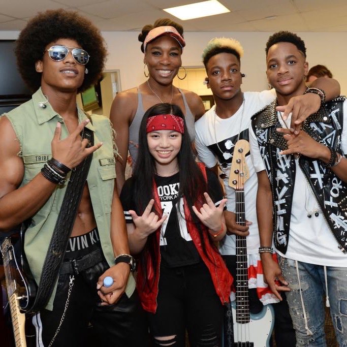 Peoriatheband's tweet photo. Got off the #AAKD stage this weekend and met the beautiful legend @Venuseswilliams 🙌🏾 What an honor! https://t.co/RzuKov43Mh