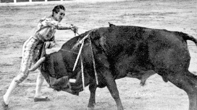 TorosUnicable's tweet photo. Hoy hace 70 años Manuel Rodríguez, "Manolete", recibió una cornada mortal del toro Islero, en el coso de Linares. https://t.co/6o1NcEiuuE