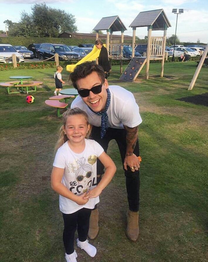 hazzashawnbr's tweet photo. Estava com raiva de você, mas vi essas fotos e ownnn que gracinha dele❤❤❤❤
Harry recentemente.
#srtstyles @Harry_Styles https://t.co/6sajArVQzx