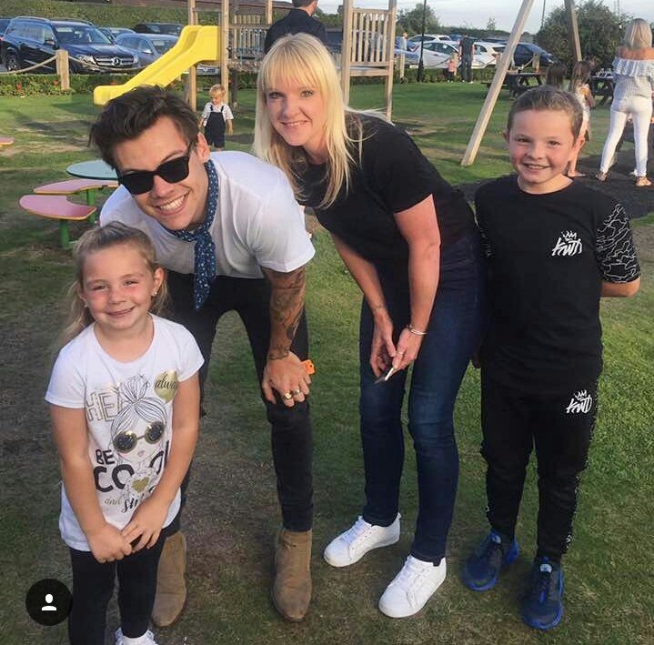 hazzashawnbr's tweet photo. Estava com raiva de você, mas vi essas fotos e ownnn que gracinha dele❤❤❤❤
Harry recentemente.
#srtstyles @Harry_Styles https://t.co/6sajArVQzx