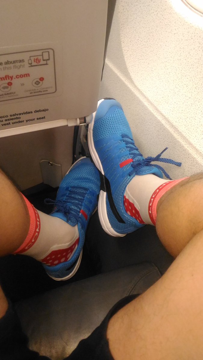 Dani_Santana_Ga's tweet photo. Tardes de avión...camino Madrid. Mañana...Chamonix! Pies en alto. @compressport @compressport_es @inov8_ESP @inov_8 @sportmed_es https://t.co/JQTztK9wF4