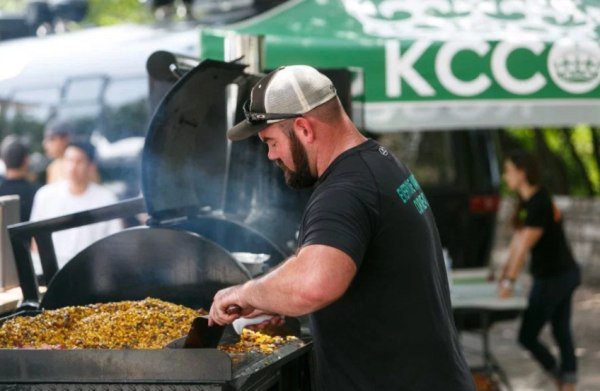 ChiveNation's tweet image. Hurricane Harvey has wreaked havoc and time is of the essence - we must answer the call to help. (DONATE HERE: l.thechive.com/BUpIZT)