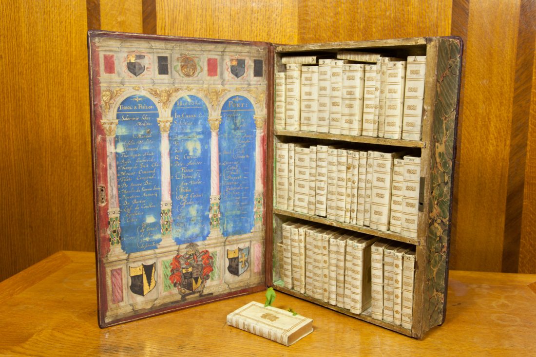 openculture's tweet photo. Discover the Jacobean Traveling Library: The 17th Century Precursor to the Kindle https://t.co/eBSbyHhzjD https://t.co/SYyRFoYT8J