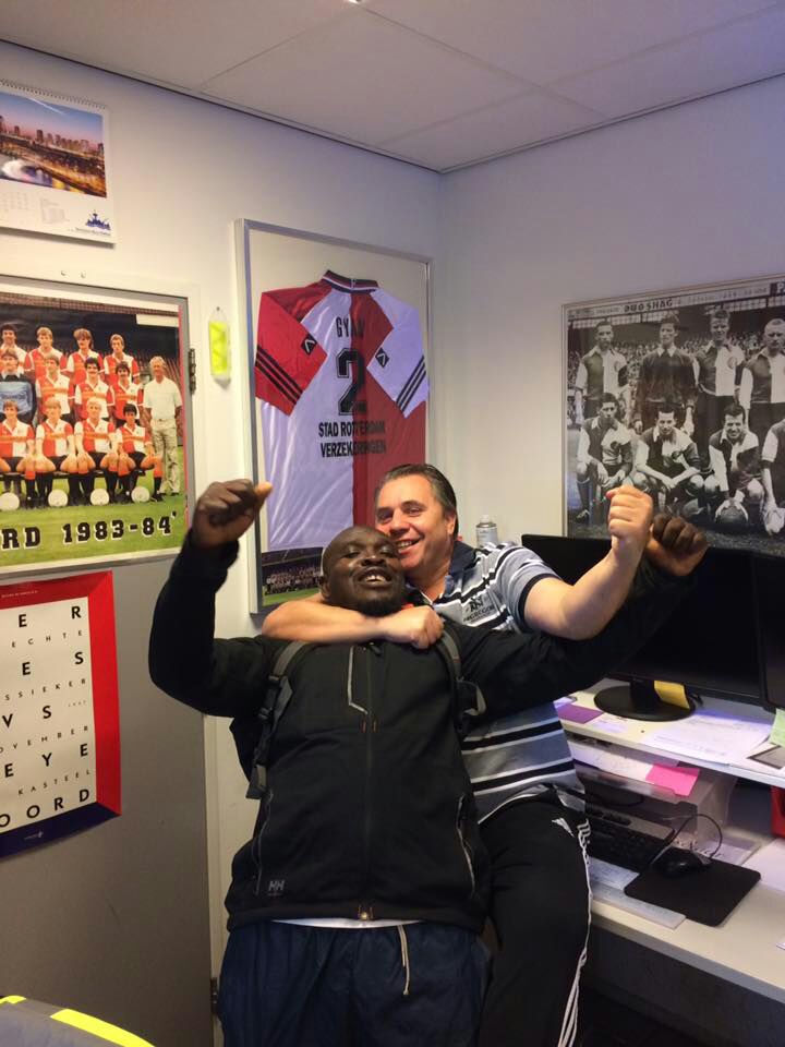 JandeKnecht1970's tweet photo. Dit maakt #Feyenoord bijzonder, als het moet dan kan alles, nu 12K , supporters, oud spelers Hand in Hand voor Chris @VanEgmond1968 https://t.co/6PQ6i9XL1b