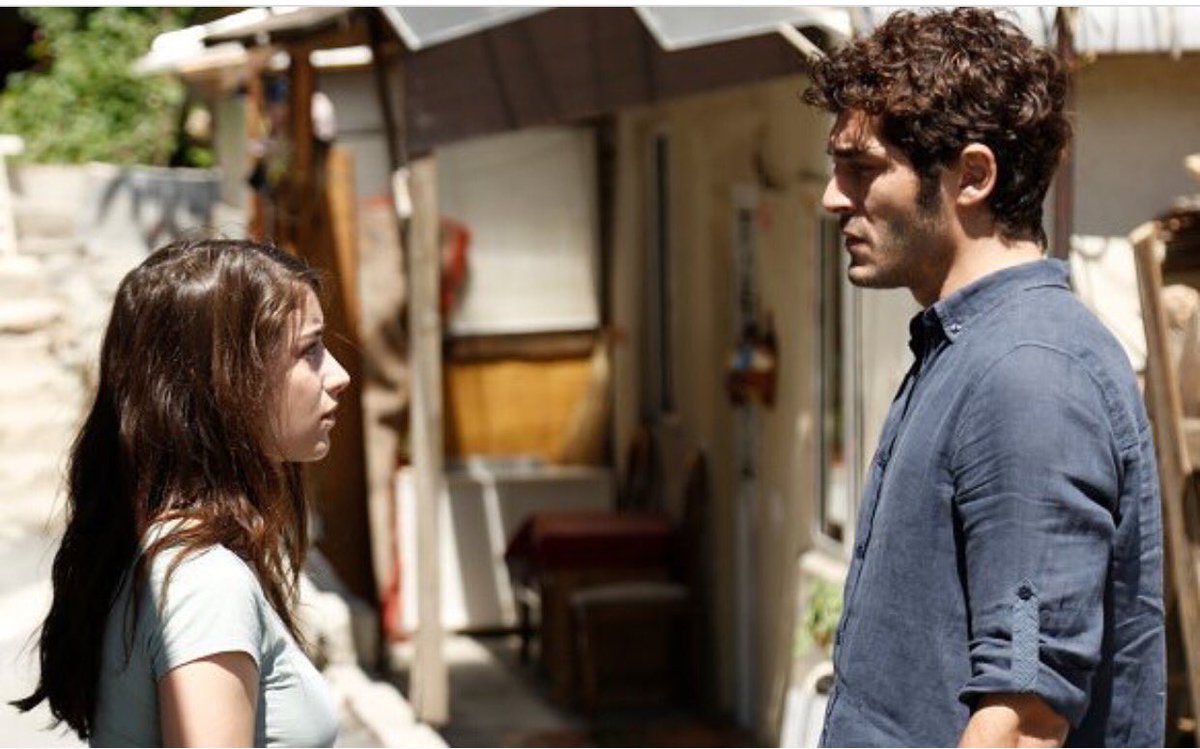 hazcagloverss's tweet photo. Fotos del primer episodio 👇
"Filiz &amp; Baris" ❤❤

#hazalkaya #burakdeniz
(Al fin las fotos promocionales) #bizimhikaye https://t.co/yjhxRUjNbl