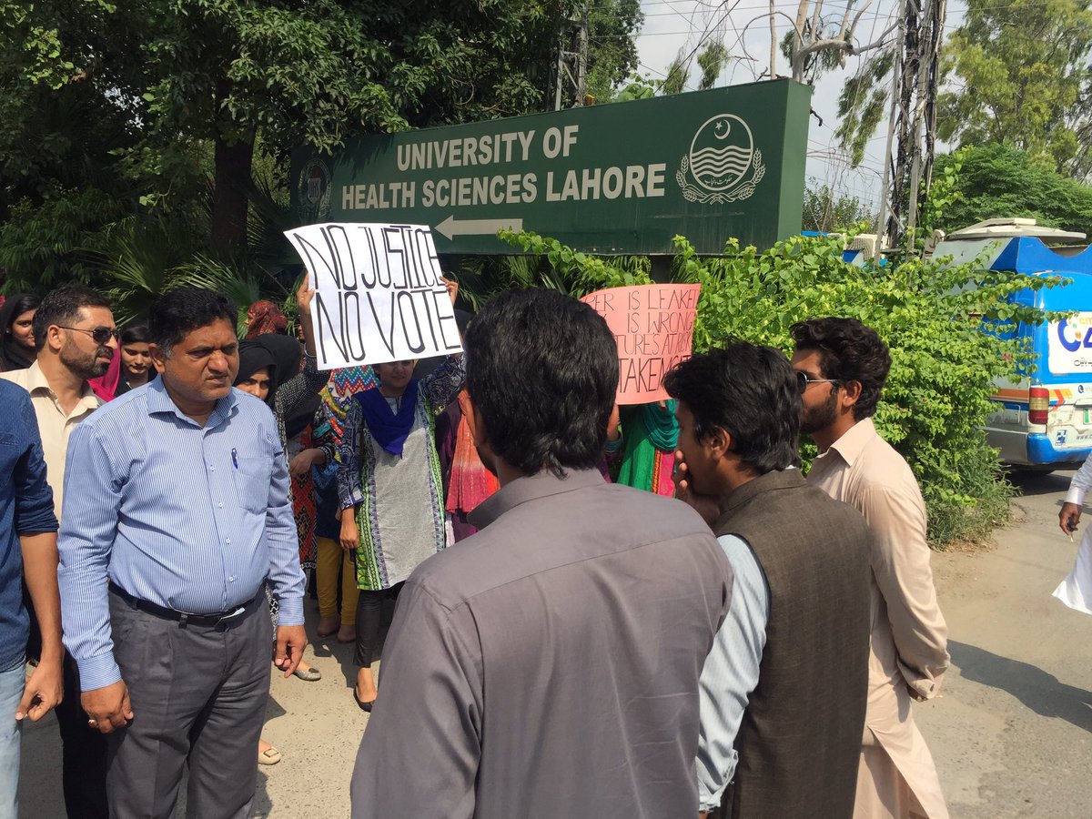 HamzaSalman17's tweet photo. #todayprotest #MDCAT #UHS 😔 #wewantjustice https://t.co/xiLcHVT6ng