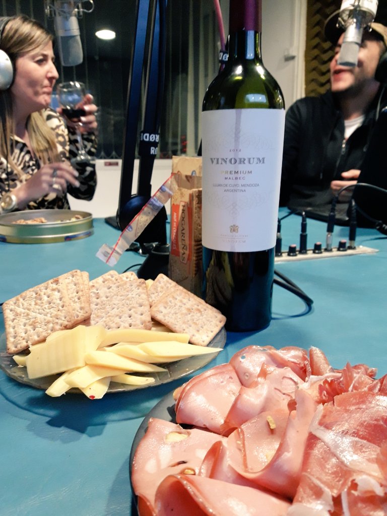 noteentusiasmes's tweet photo. Momentos de #radio con @martinez_belen y este increíble #vinorum #malbec #2012 https://t.co/f5d1u8blPj