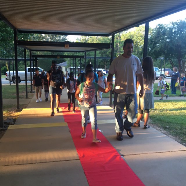 KiserElementary's tweet photo. Rolling out the red carpet for our @KiserElementary super stars! A fabulous first day! #KiserElementary #gcsk12 https://t.co/oBzChkAEeJ