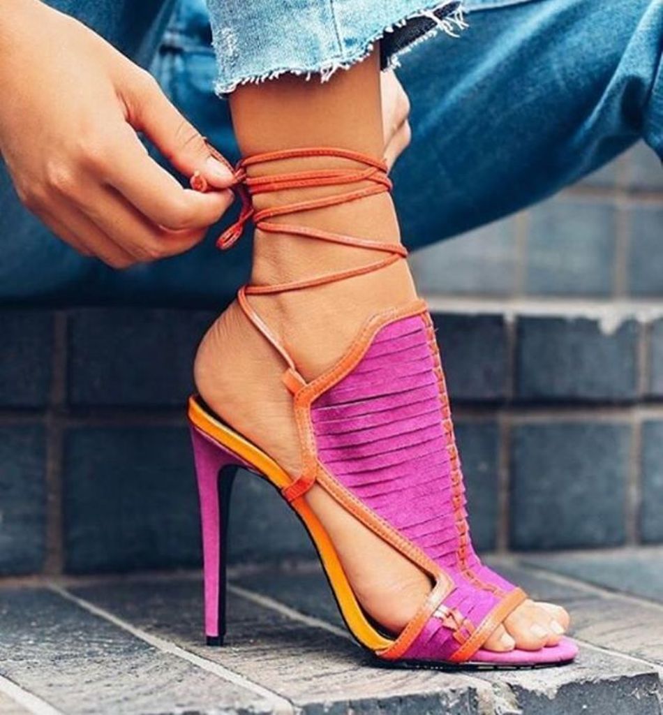 ChiclyApp's tweet photo. The perfect duo; statement shoes and frayed faded jeans. Takes two to tango.. ๐ท @stylishsarahnyc #chiclyapp #getchiclystyled https://t.co/9JOB7vc1Kq