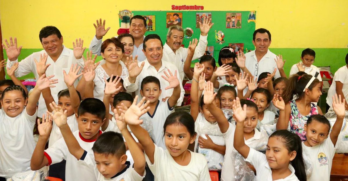 CarlosJoaquin's tweet photo. Visité a los alumnos de la Primaria "Guadalupe Victoria", en Chetumal. Hice entrega de nuevos uniformes para el ciclo escolar 2017-2018. https://t.co/n9jUwzcdH8