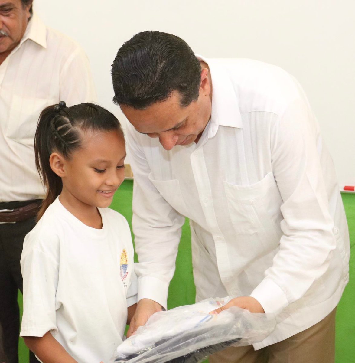 CarlosJoaquin's tweet photo. Visité a los alumnos de la Primaria "Guadalupe Victoria", en Chetumal. Hice entrega de nuevos uniformes para el ciclo escolar 2017-2018. https://t.co/n9jUwzcdH8