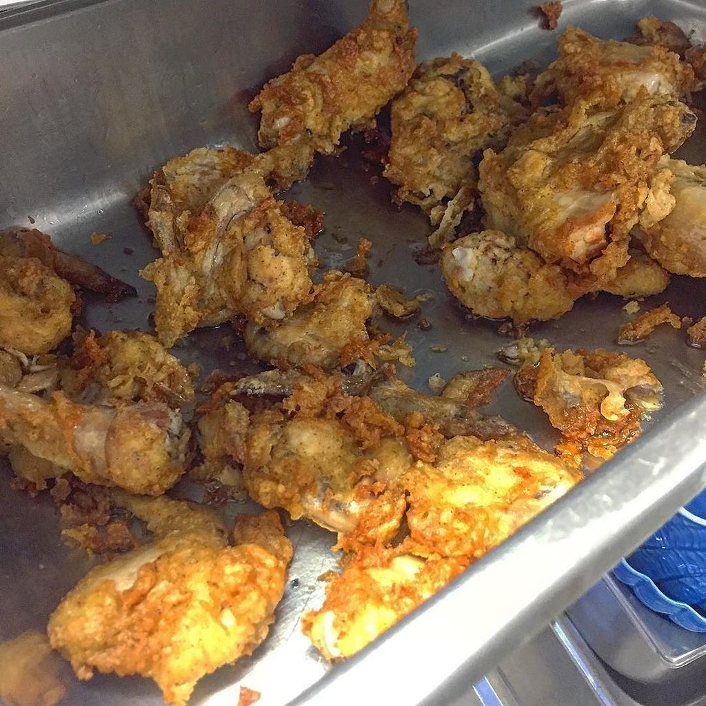 cernovskyfit's tweet photo. #KFC is everywhere, even in the #Montauk in a restaurant 😅😅 #OilEverywhere #FatsEverywhere #America https://t.co/JOQQipuNC3 https://t.co/81pqisVB0A