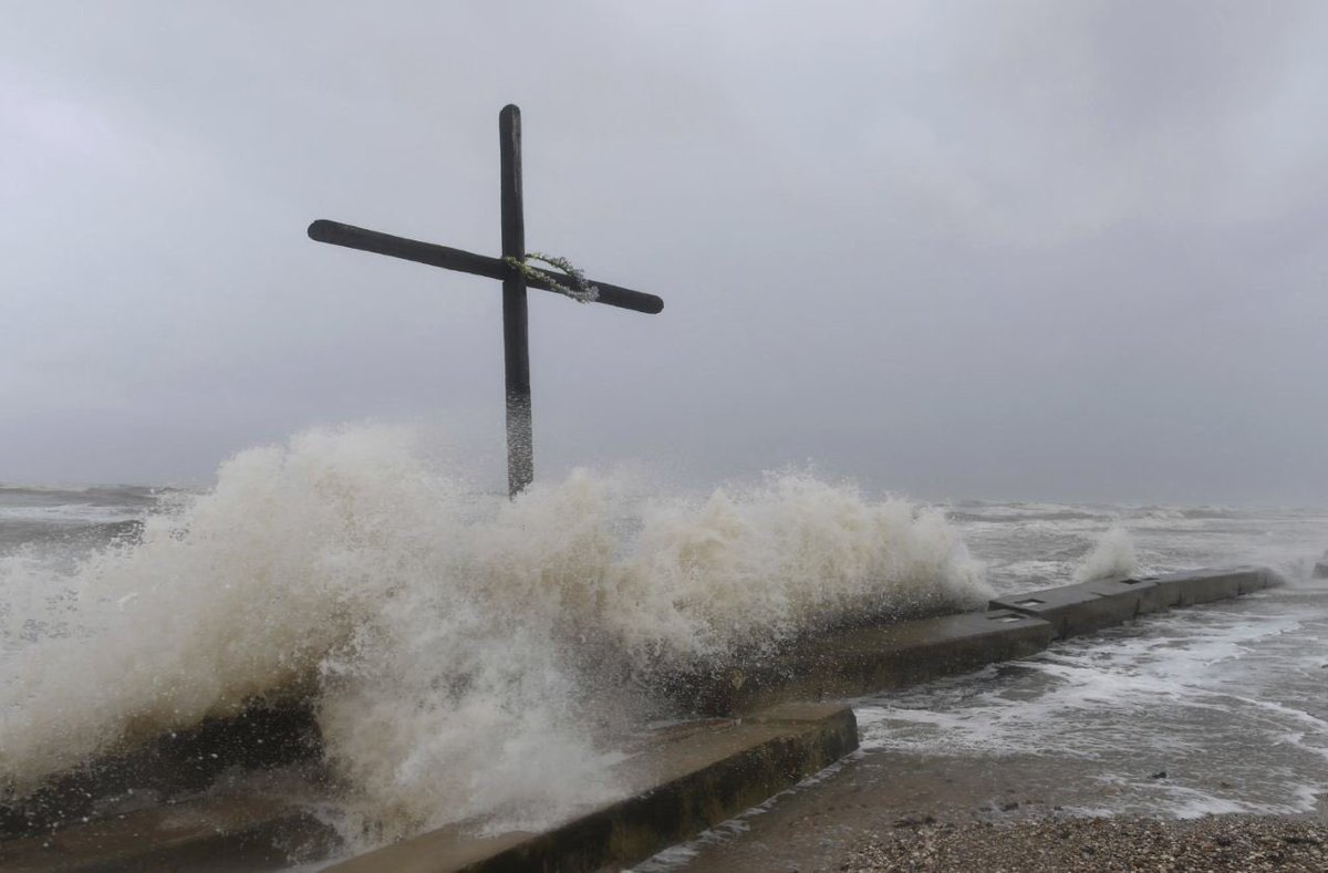 Fallon_Taylor_'s tweet photo. Pray for Houston. https://t.co/x1dxAc2ZZT