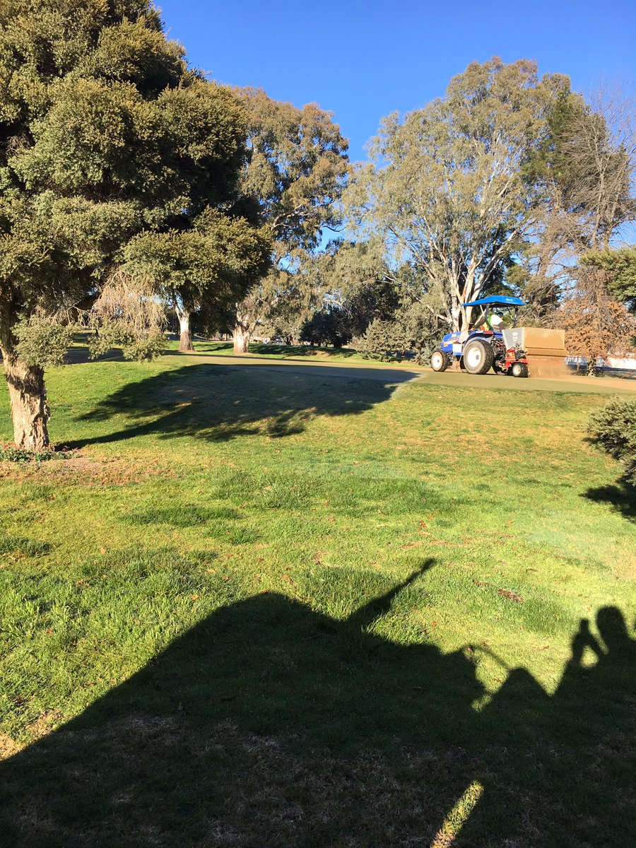 KRTuck06's tweet photo. Topdress time! @WWCountryClub @BrentonMorey #frosty #springrenos https://t.co/lcDORvootX