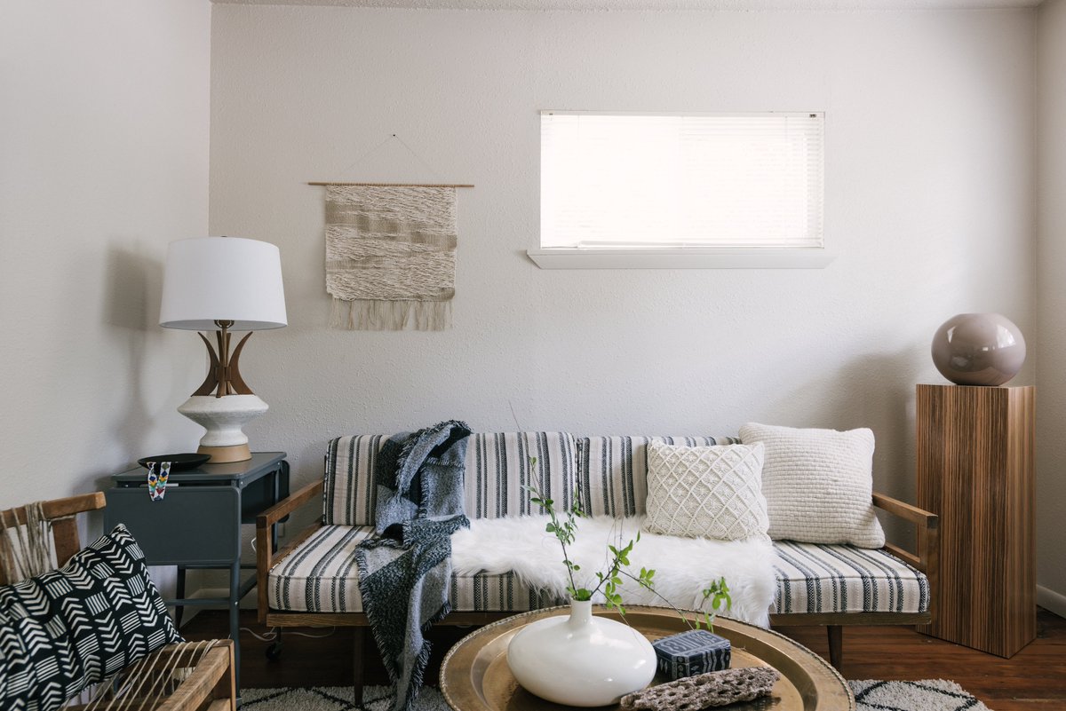 PedestalSource's tweet photo. "Mixing the right accessories can make a room more inviting. When it comes to eye-pleasing accessories, odd numbers are preferable..." @hgtv https://t.co/FslVaoL5dS