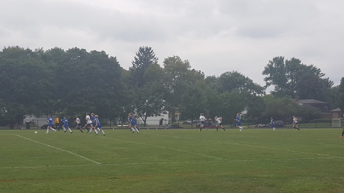 robbgonda's tweet photo. Great night cheering on the HMS bears. #HMSpride #HMSVB #HMSSoccer #GoBears https://t.co/VeSnXNsKEq