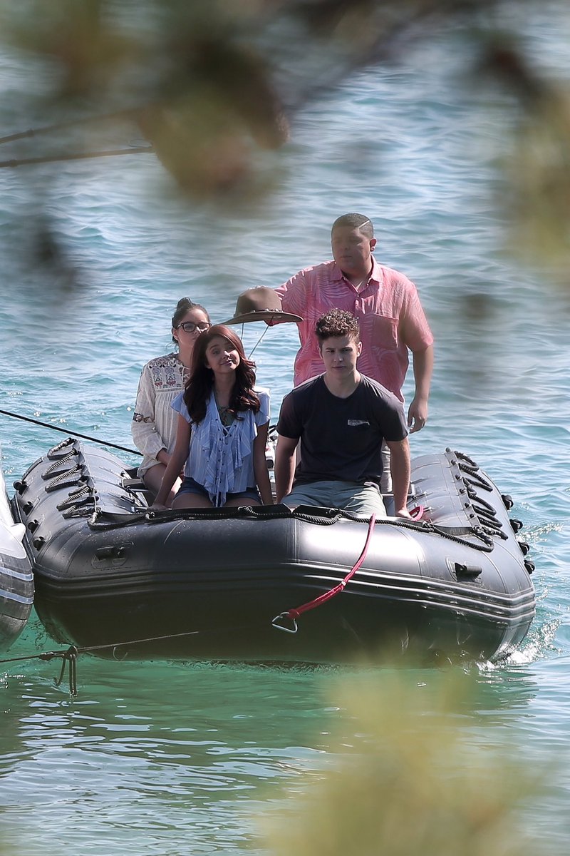SHylandItalia's tweet photo. #Candid | #SarahHyland, #ArielWinter, #NolanGould and #RicoRodeiguez shooting a raft scene for #ModernFamily on Lake Tahoe August 24, 2017 ✨ https://t.co/0suFqk8jLa