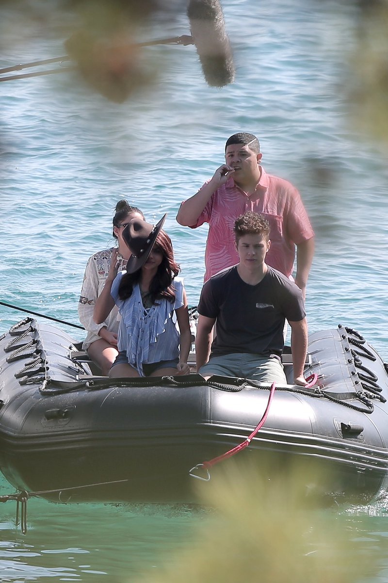 SHylandItalia's tweet photo. #Candid | #SarahHyland, #ArielWinter, #NolanGould and #RicoRodeiguez shooting a raft scene for #ModernFamily on Lake Tahoe August 24, 2017 ✨ https://t.co/0suFqk8jLa