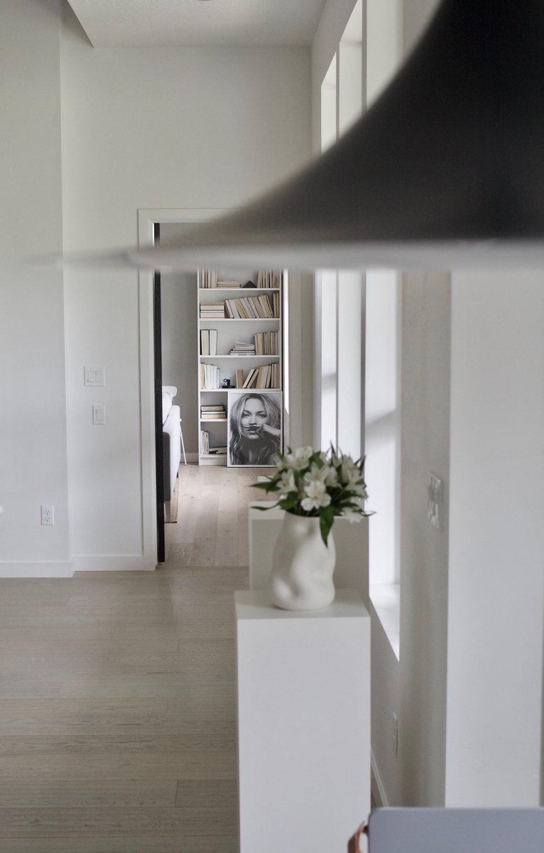 PedestalSource's tweet photo. "Flowers can be used to add a unique, fun &amp; powerful vibe to an environment, specifically a living space. " @HuffPost (pedestal by us) https://t.co/aIejgLhBzC