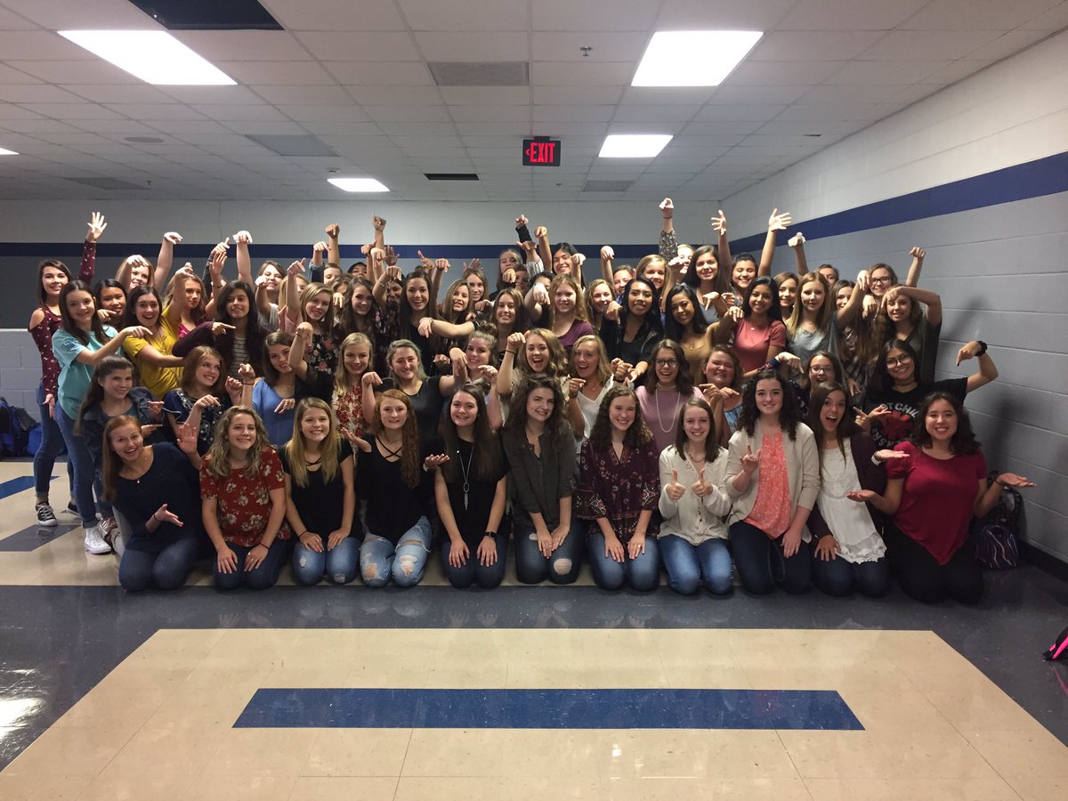WHSBlueBelles's tweet photo. #firstdayroo https://t.co/xdxbuwm6yJ